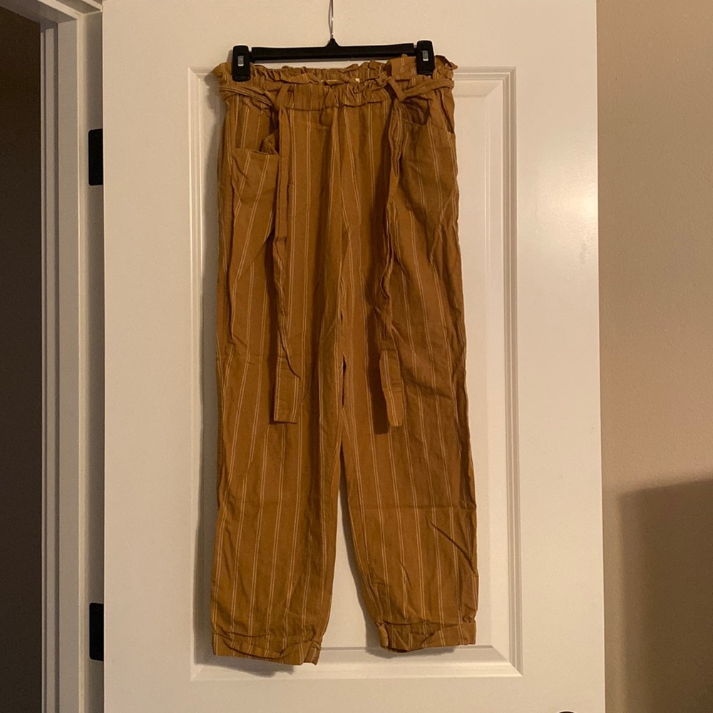 Thread + Supply brand. Cropped capris!
